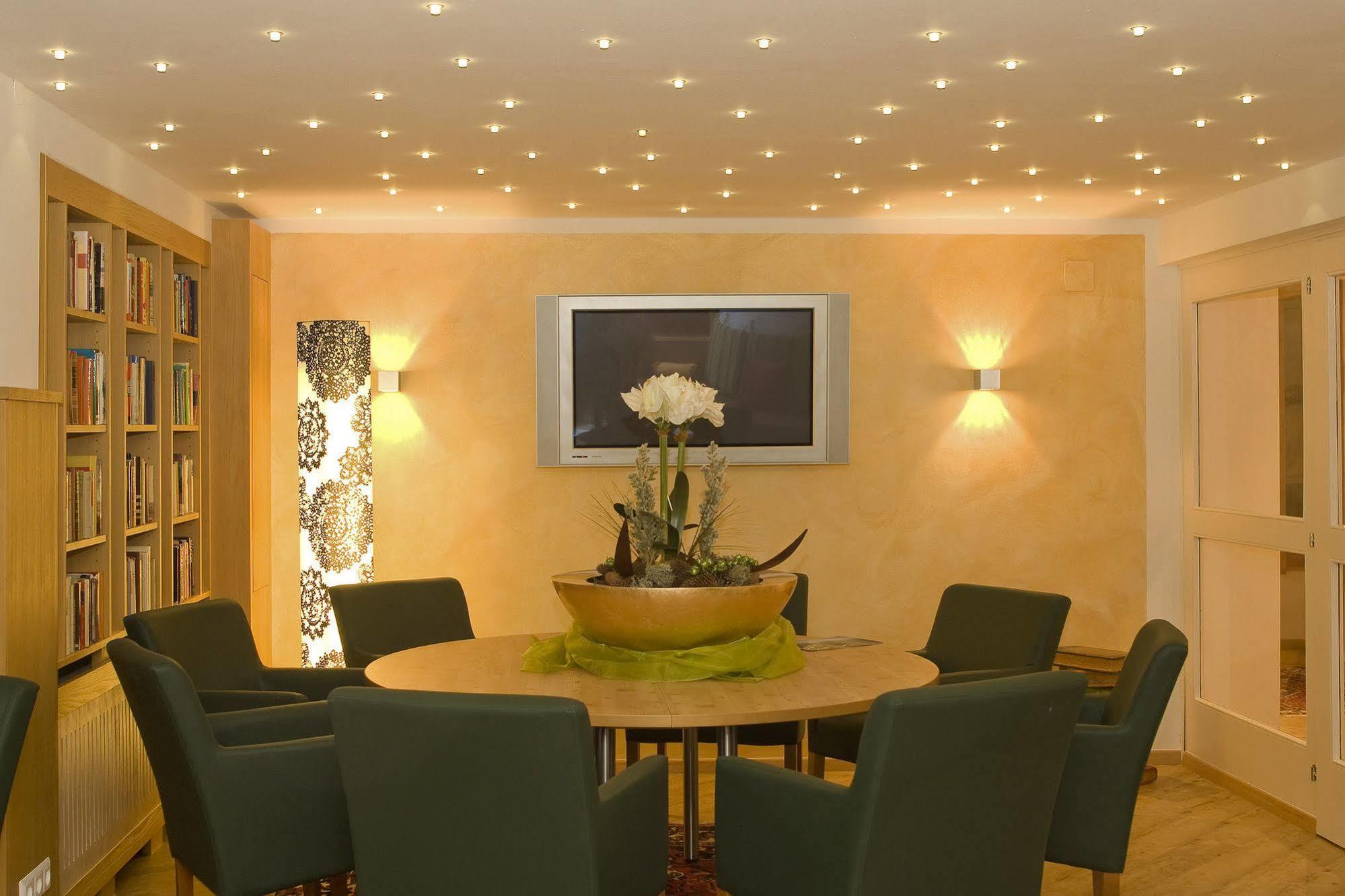 Sonnenhotel Zaubek เทรฟเฟน ภายนอก รูปภาพ