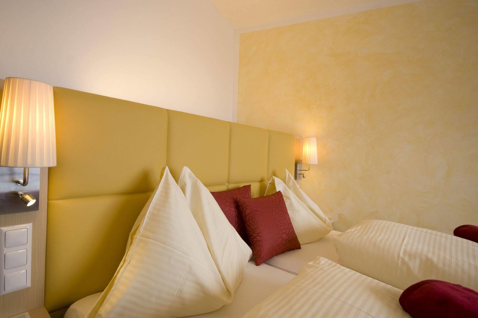 Sonnenhotel Zaubek เทรฟเฟน ภายนอก รูปภาพ